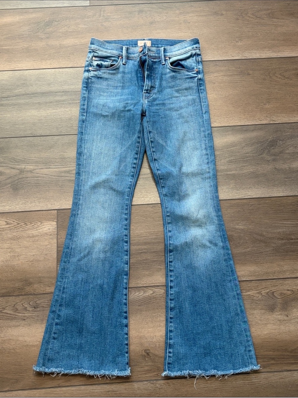 MOTHER The Weekender Fray A Groovy Kind of Love Denim Mid-Blue Flare Jeans